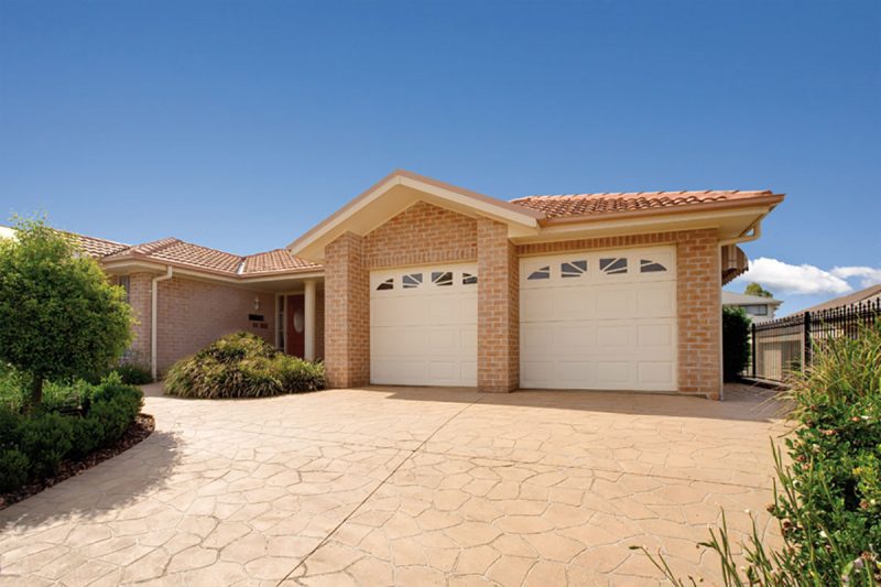 Panelift-Statesman-COLORBOND-Classic-Cream